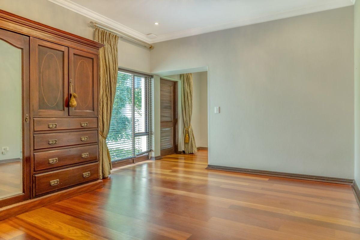 Elegant Family Home in Cedar Lakes Estate - Photo 4