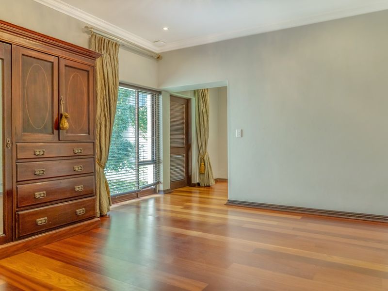 Elegant Family Home in Cedar Lakes Estate - Photo 4