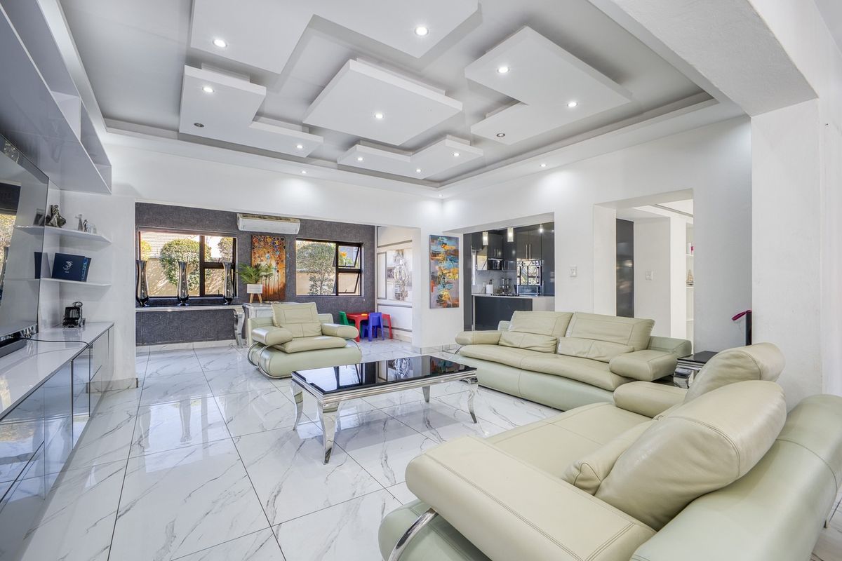 A home where Elegance Meets Modern Luxury - Photo 4