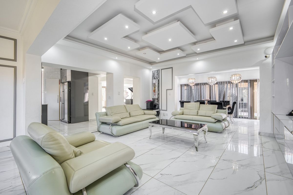 A home where Elegance Meets Modern Luxury - Photo 3