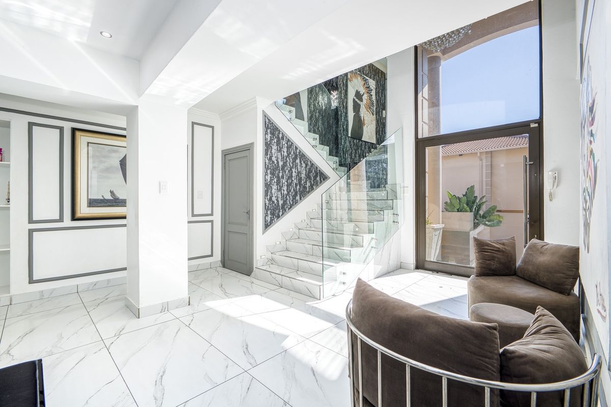 A home where Elegance Meets Modern Luxury - Photo 2