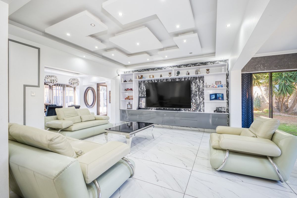A home where Elegance Meets Modern Luxury - Photo 5