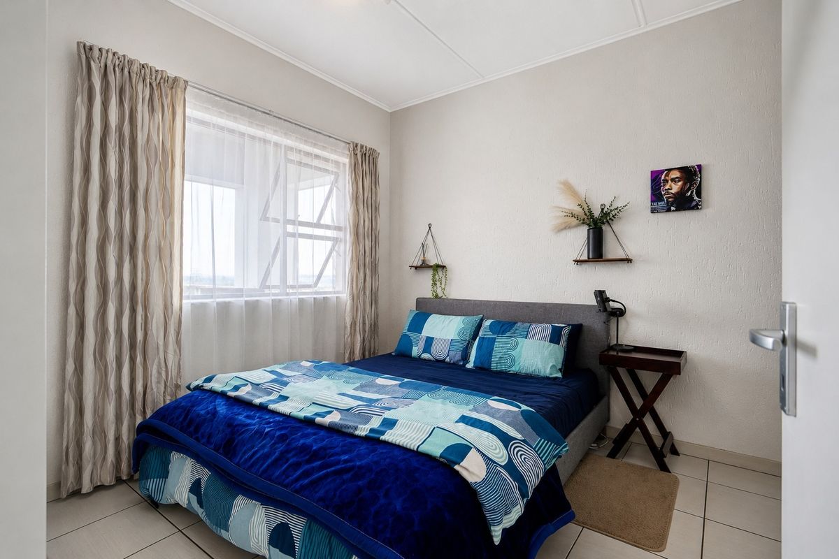 Stylish 2-Bedroom Top-Floor Apartment in Paulshof - Photo 5