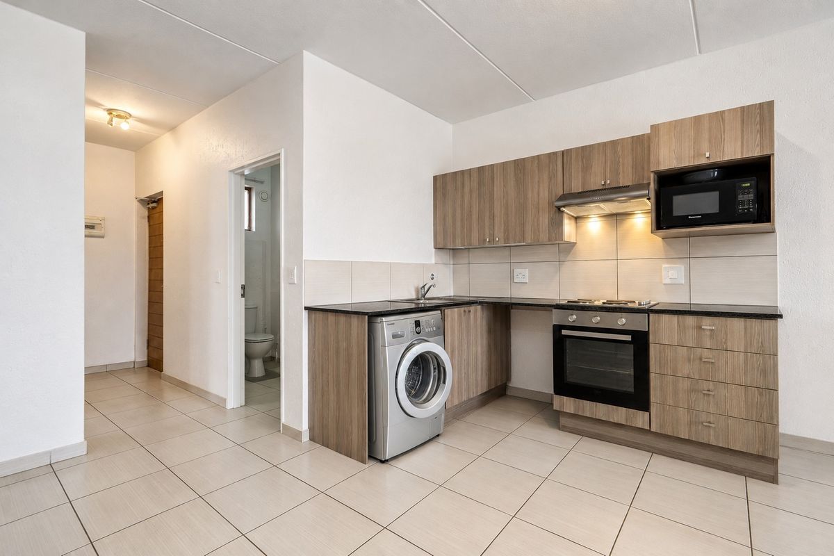 Stylish 2-Bedroom Top-Floor Apartment in Paulshof - Photo 3