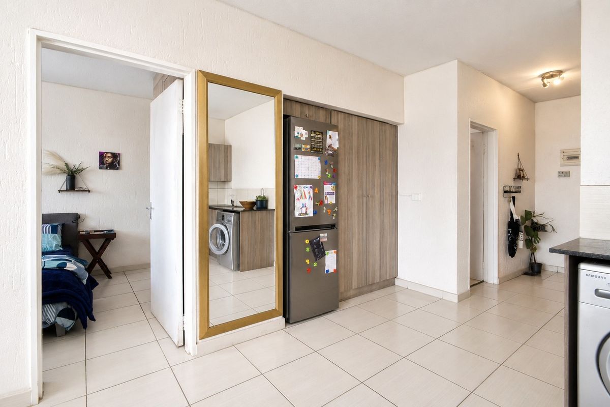 Stylish 2-Bedroom Top-Floor Apartment in Paulshof - Photo 4