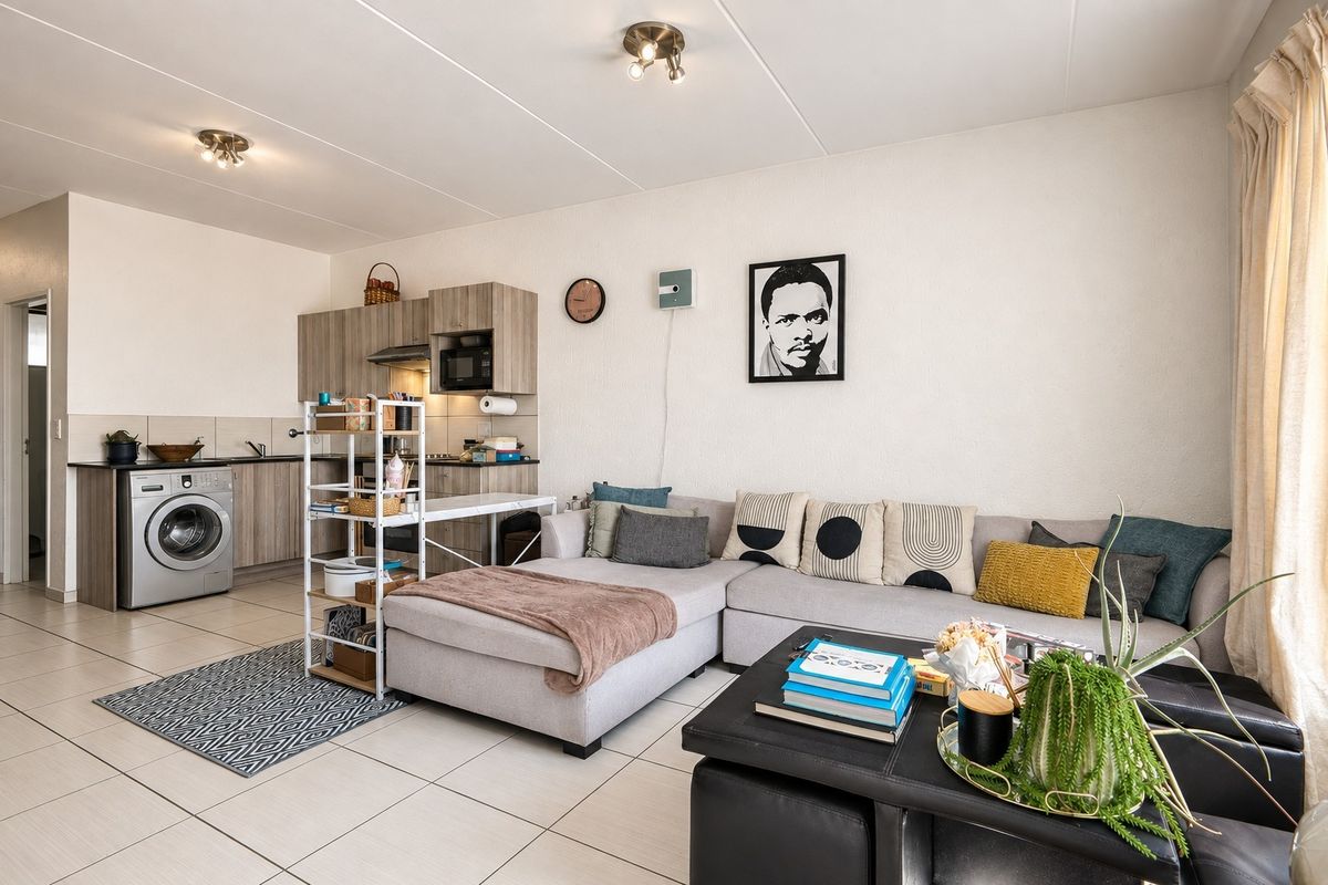 Stylish 2-Bedroom Top-Floor Apartment in Paulshof - Photo 2