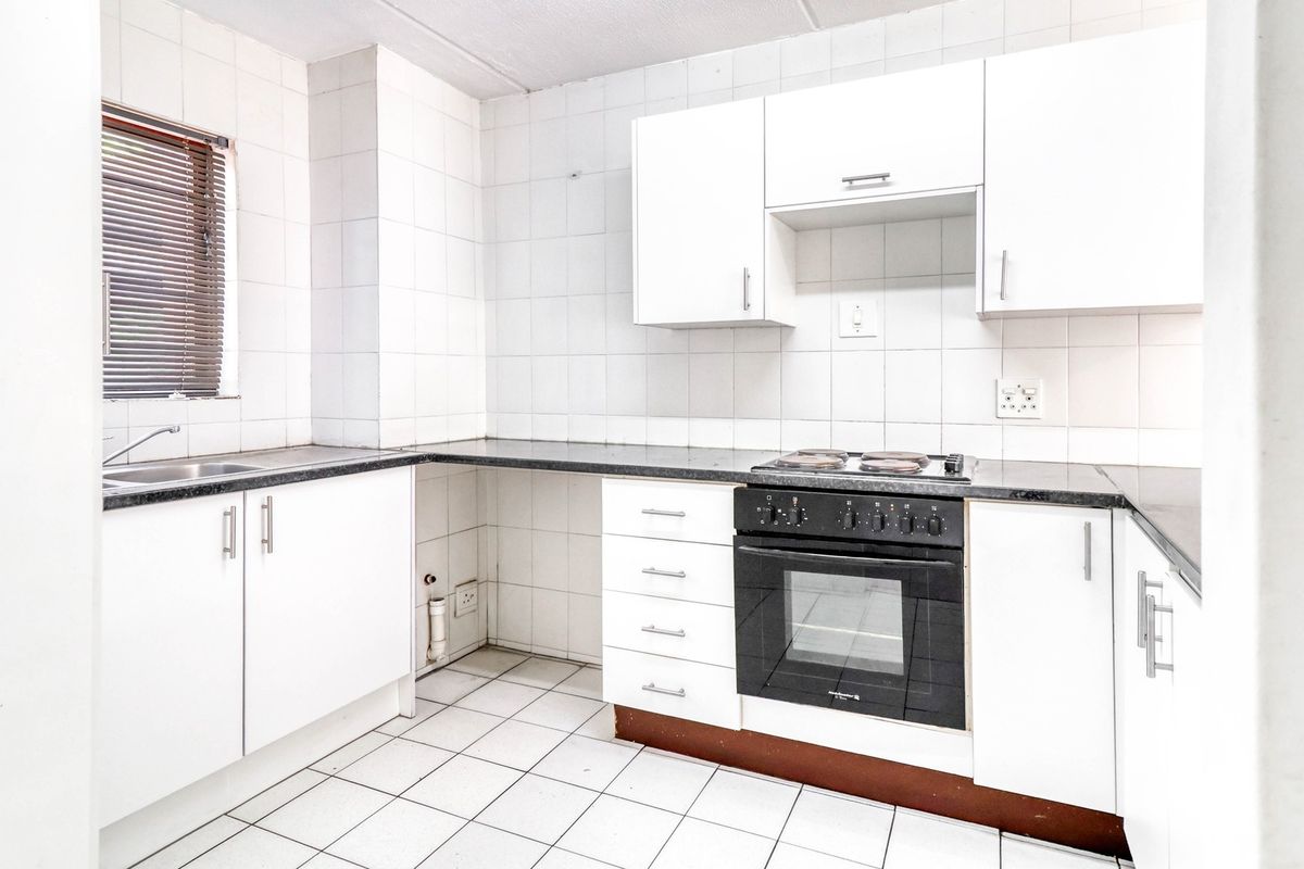 Spacious 2 bed ground floor apartment in sunninghill - Photo 3