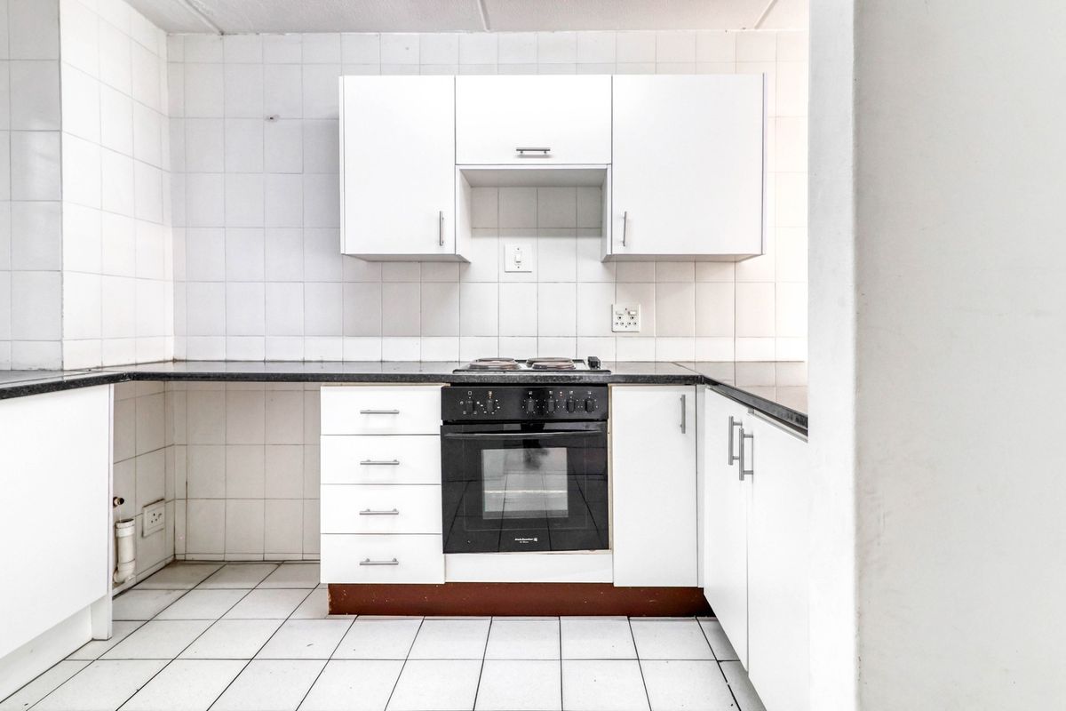 Spacious 2 bed ground floor apartment in sunninghill - Photo 4