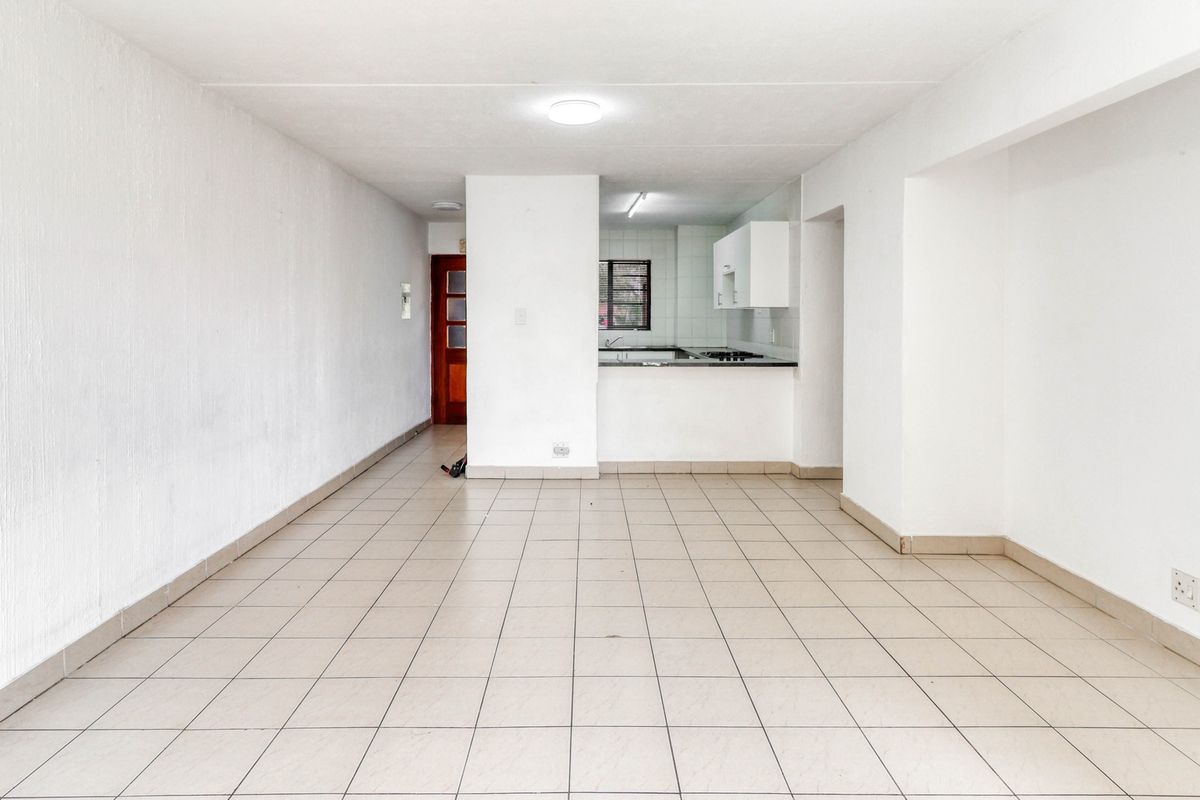 Spacious 2 bed ground floor apartment in sunninghill - Photo 2