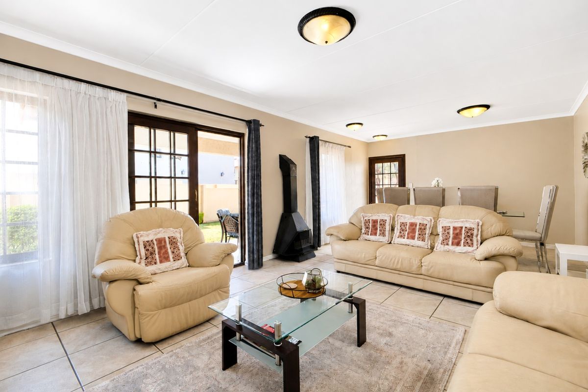 Move-in-ready home in a secure complex - Photo 4