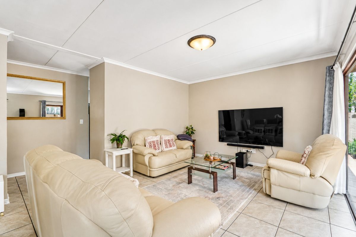 Move-in-ready home in a secure complex - Photo 2