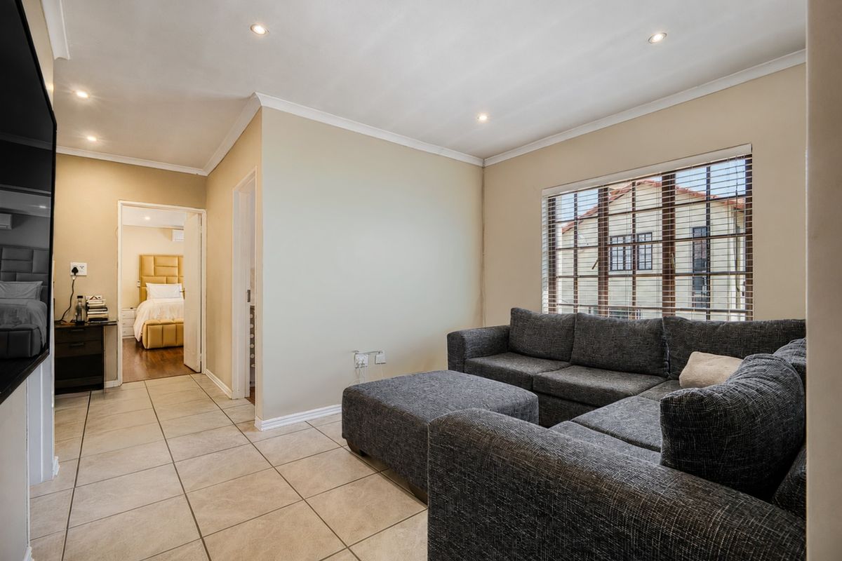 Move-in-ready home in a secure complex - Photo 5