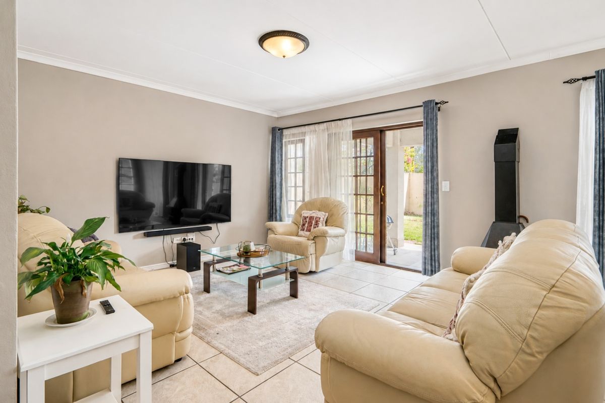 Move-in-ready home in a secure complex - Photo 3