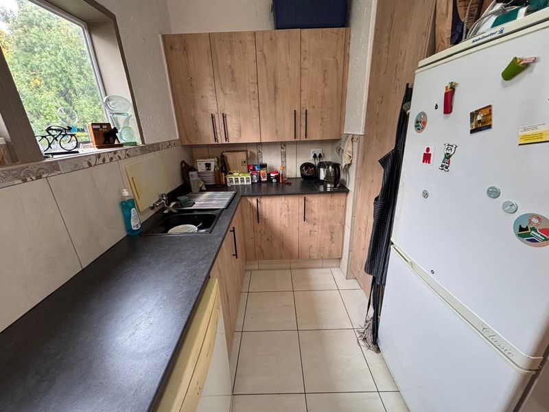 2-Bedroom, 2-Bathroom Top-Floor Apartment – Ideal Investment Opportunity - Photo 5