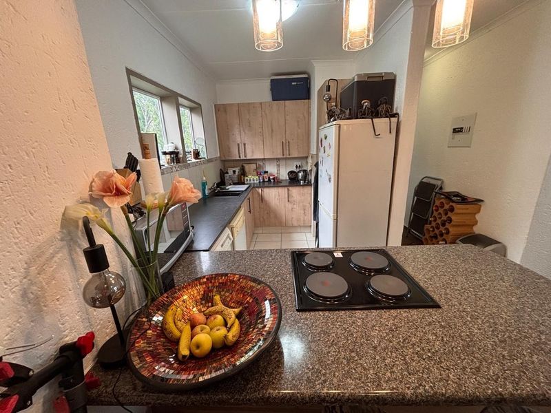 2-Bedroom, 2-Bathroom Top-Floor Apartment – Ideal Investment Opportunity - Photo 3