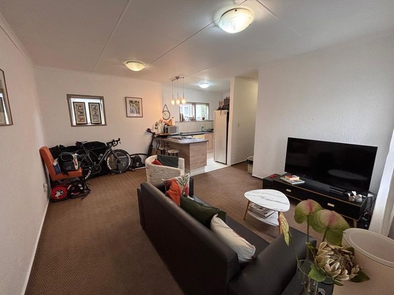 2-Bedroom, 2-Bathroom Top-Floor Apartment – Ideal Investment Opportunity - Photo 2