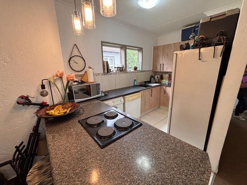 2-Bedroom, 2-Bathroom Top-Floor Apartment – Ideal Investment Opportunity - Photo 4