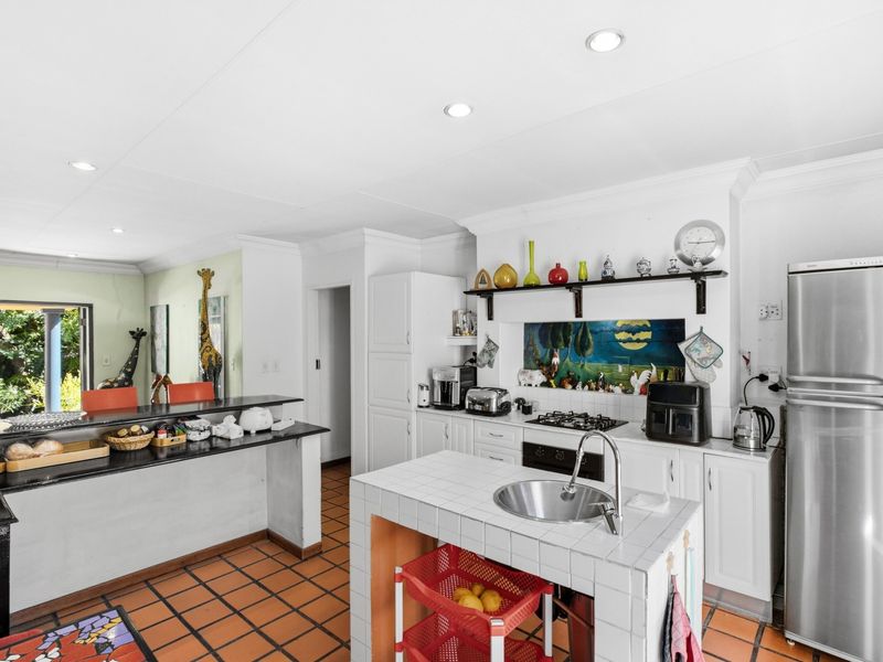 Located in Chartwell North, this property offers a 4-bedroom - Photo 4