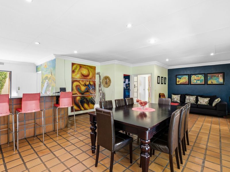 Located in Chartwell North, this property offers a 4-bedroom - Photo 7
