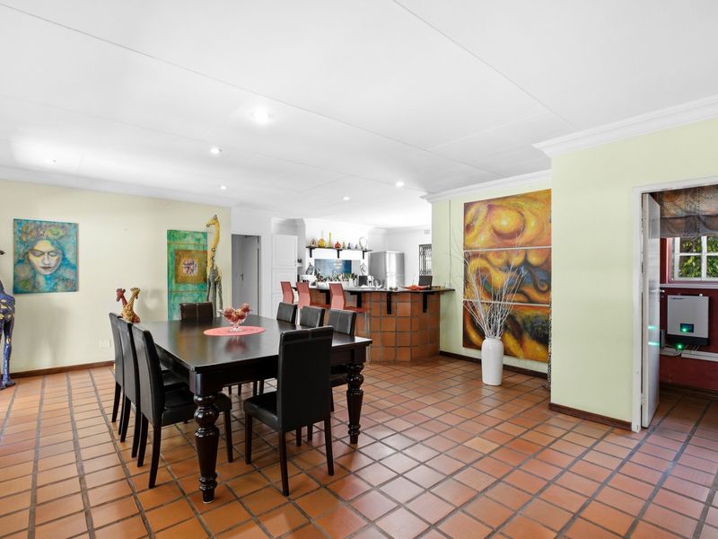 Located in Chartwell North, this property offers a 4-bedroom - Photo 8