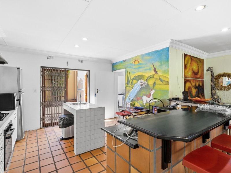 Located in Chartwell North, this property offers a 4-bedroom - Photo 6