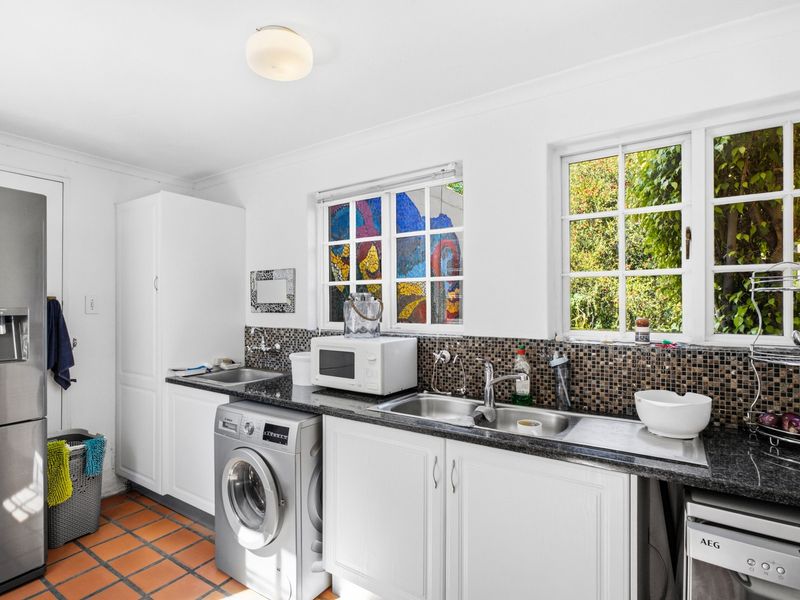 Located in Chartwell North, this property offers a 4-bedroom - Photo 5