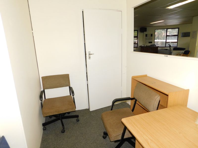 Freestanding Freehold Versatile Property At A Great Address. - Photo 10