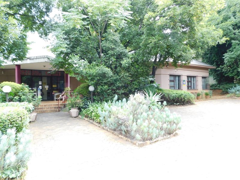 Freestanding Freehold Versatile Property At A Great Address. - Photo 2