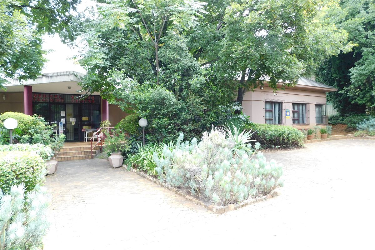 Freestanding Freehold Versatile Property At A Great Address. - Photo 2