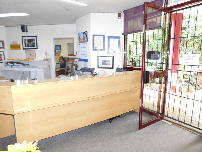 Freestanding Freehold Versatile Property At A Great Address. - Photo 4