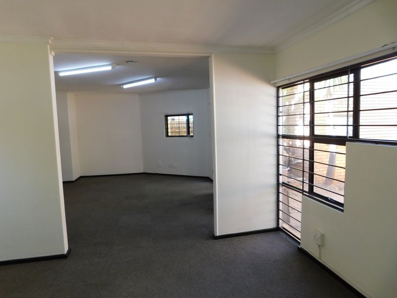 Small Sunny Ground Floor Offices In A Great Position. - Photo 9