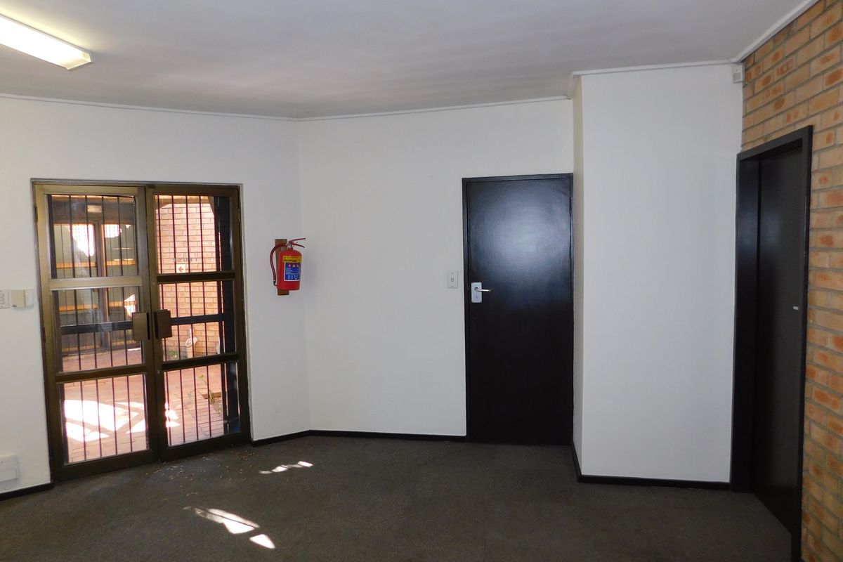 Small Sunny Ground Floor Offices In A Great Position. - Photo 5