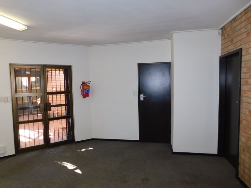 Small Sunny Ground Floor Offices In A Great Position. - Photo 5