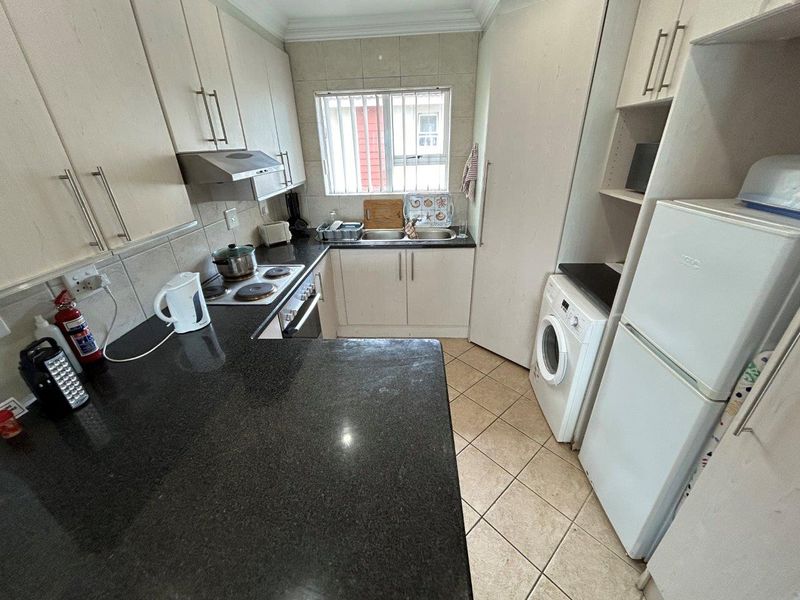 SECURE 2 BEDROOM SECTIONAL TITLE UNIT WITH AMAZING SEA VIEWS FULLY FURNISHED - Photo 6