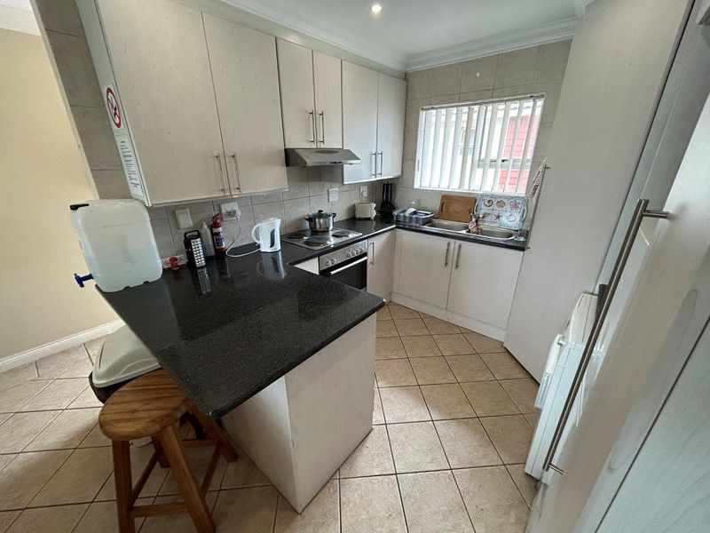 SECURE 2 BEDROOM SECTIONAL TITLE UNIT WITH AMAZING SEA VIEWS FULLY FURNISHED - Photo 7