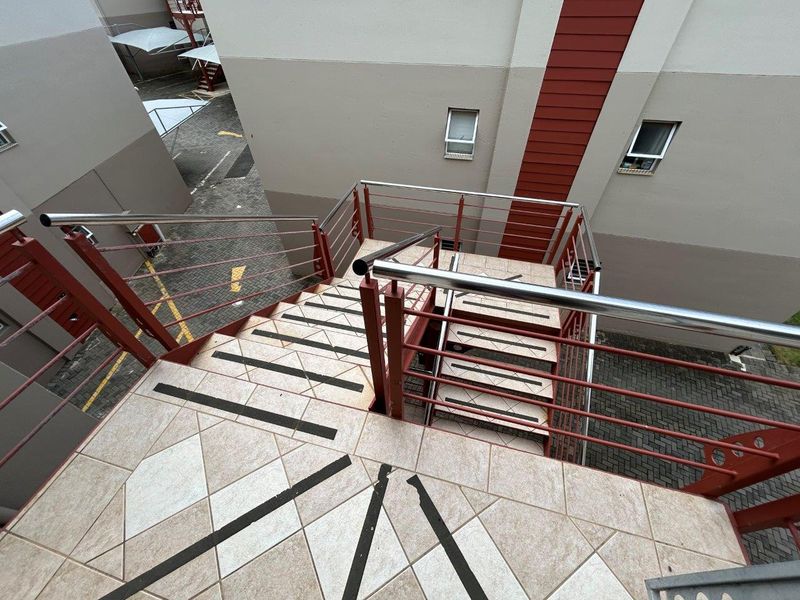 SECURE 2 BEDROOM SECTIONAL TITLE UNIT WITH AMAZING SEA VIEWS FULLY FURNISHED - Photo 4