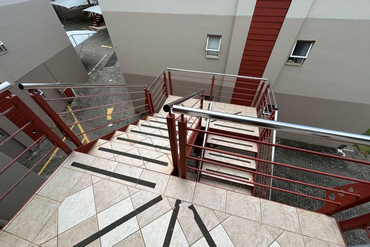 SECURE 2 BEDROOM SECTIONAL TITLE UNIT WITH AMAZING SEA VIEWS FULLY FURNISHED - Photo 4
