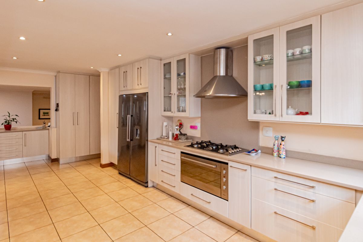 Dream Home Awaits in Boskruin! - Photo 2