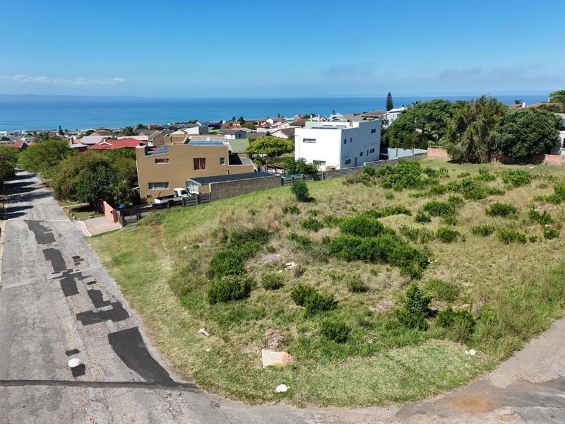 STUNNING VACANT 732 SQM STAND IN SOUGHT AFTER WAVECREST AREA WITH PERMANANT SEAVIEWS . - Photo 2