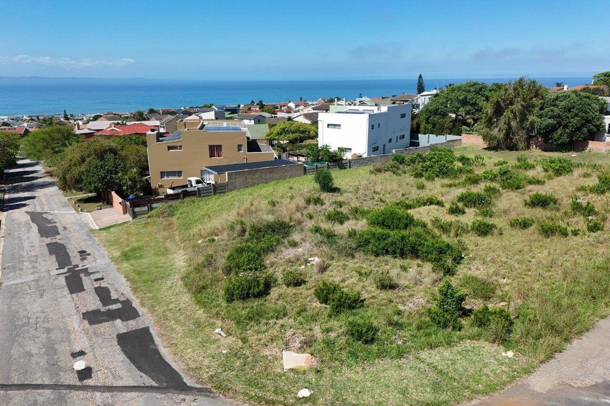 STUNNING VACANT 732 SQM STAND IN SOUGHT AFTER WAVECREST AREA WITH PERMANANT SEAVIEWS . - Photo 2