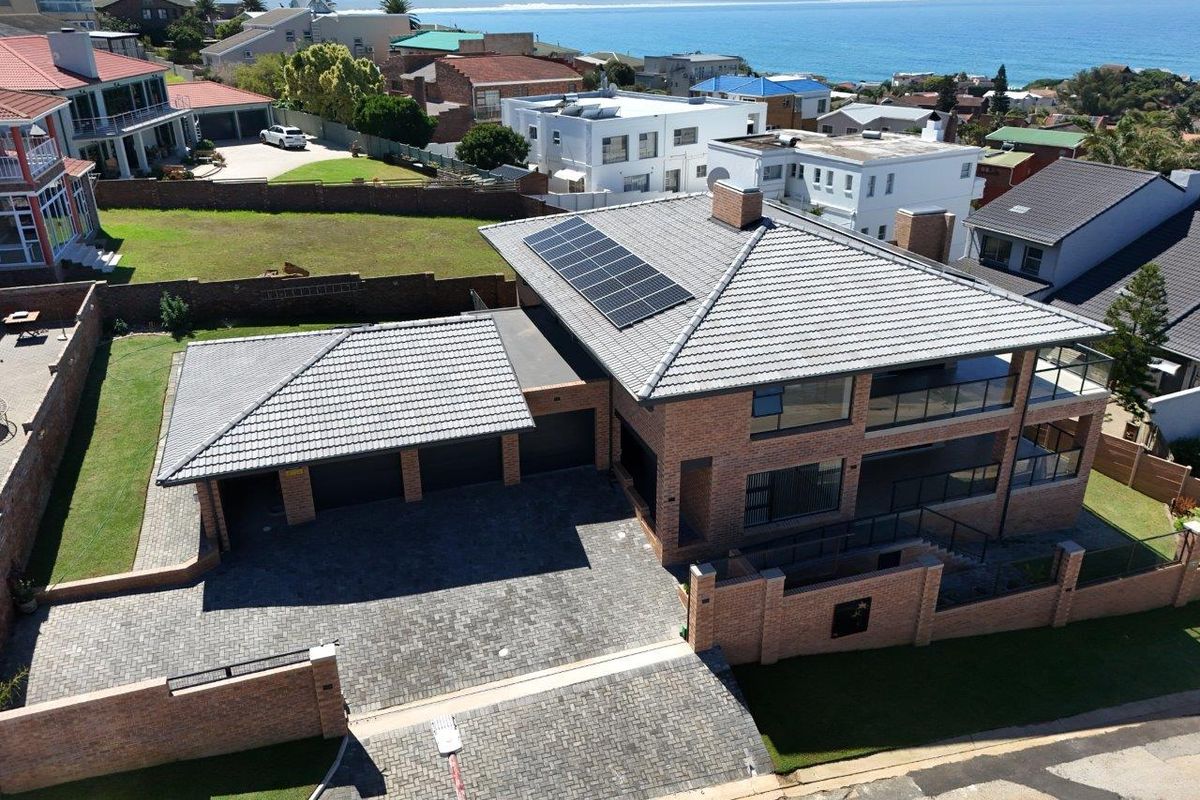 EXQUISITE MODERN NEW HOME WITH BREATHTAKING PERMANANT SEA VIEWS. - Photo 2