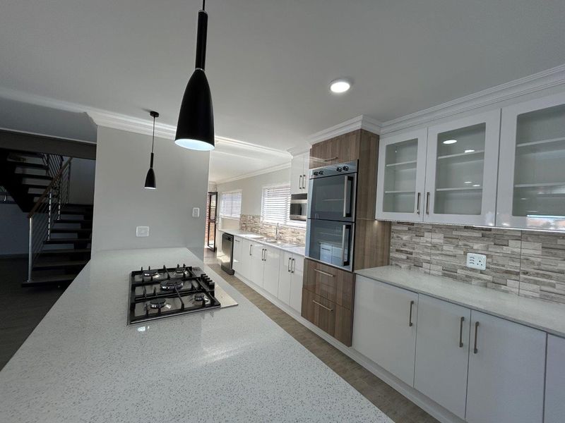 EXQUISITE MODERN NEW HOME WITH BREATHTAKING PERMANANT SEA VIEWS. - Photo 10