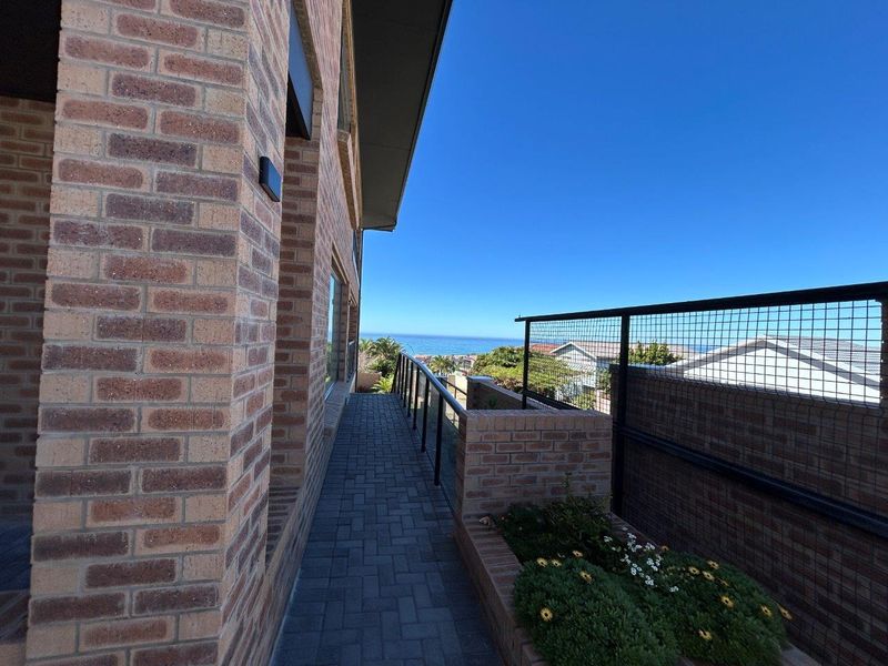 EXQUISITE MODERN NEW HOME WITH BREATHTAKING PERMANANT SEA VIEWS. - Photo 3