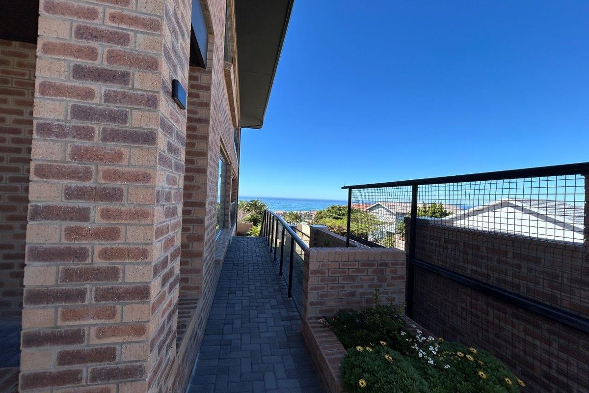 EXQUISITE MODERN NEW HOME WITH BREATHTAKING PERMANANT SEA VIEWS. - Photo 3