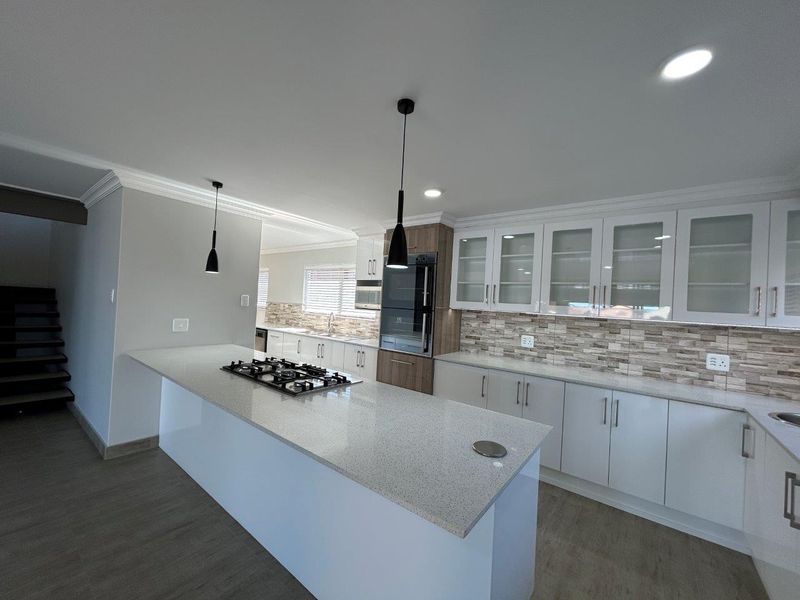 EXQUISITE MODERN NEW HOME WITH BREATHTAKING PERMANANT SEA VIEWS. - Photo 9