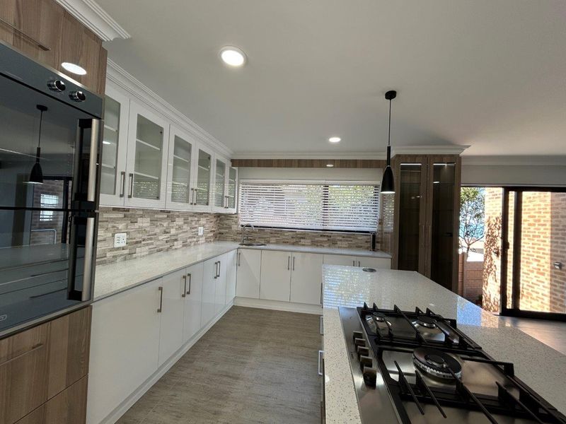 EXQUISITE MODERN NEW HOME WITH BREATHTAKING PERMANANT SEA VIEWS. - Photo 8