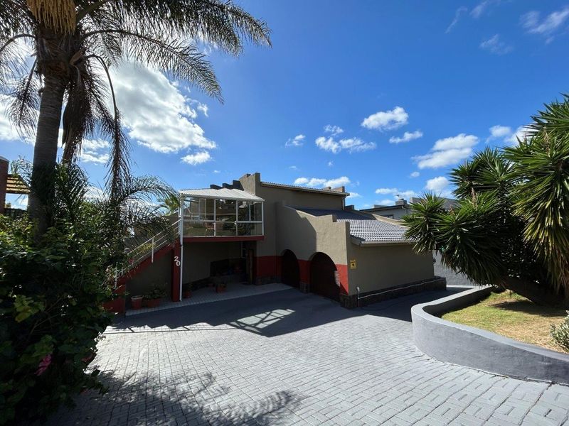 VERY WELL LOCATED 4 BEDROOM HOME NEAR LOWER POINT BEACH - Photo 2