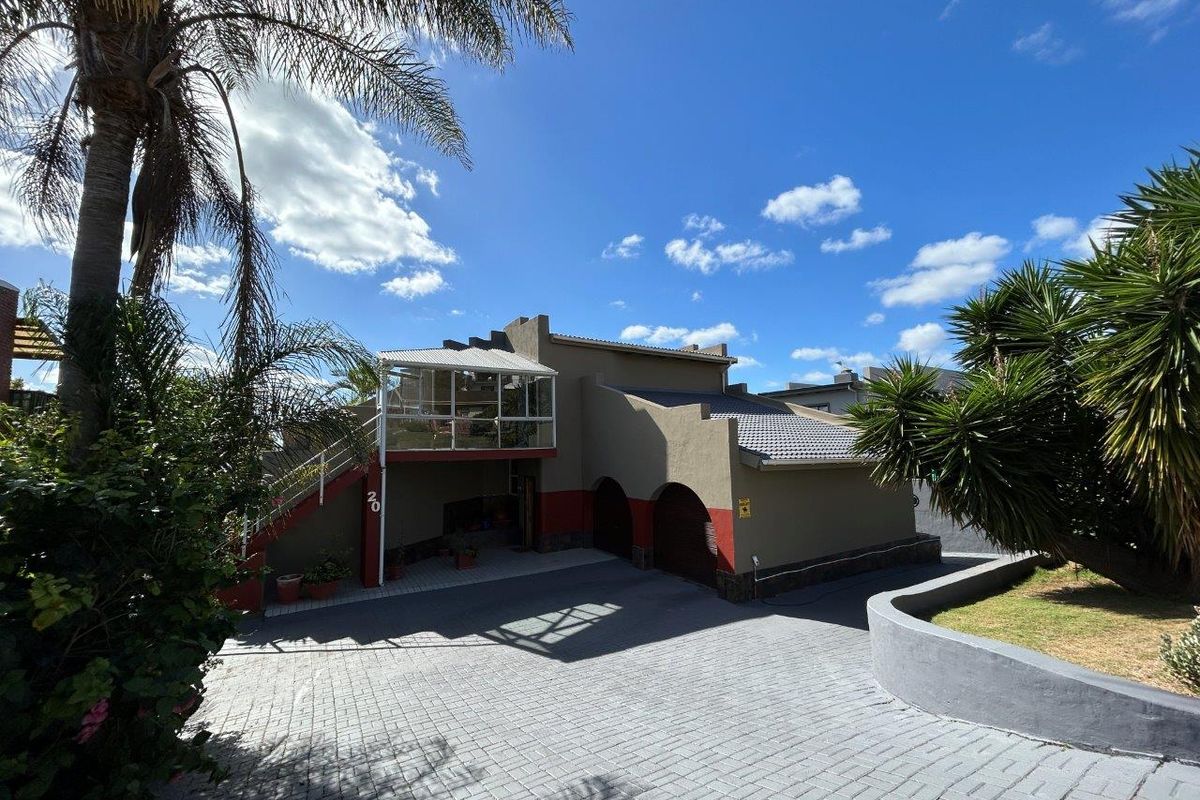 VERY WELL LOCATED 4 BEDROOM HOME NEAR LOWER POINT BEACH - Photo 2