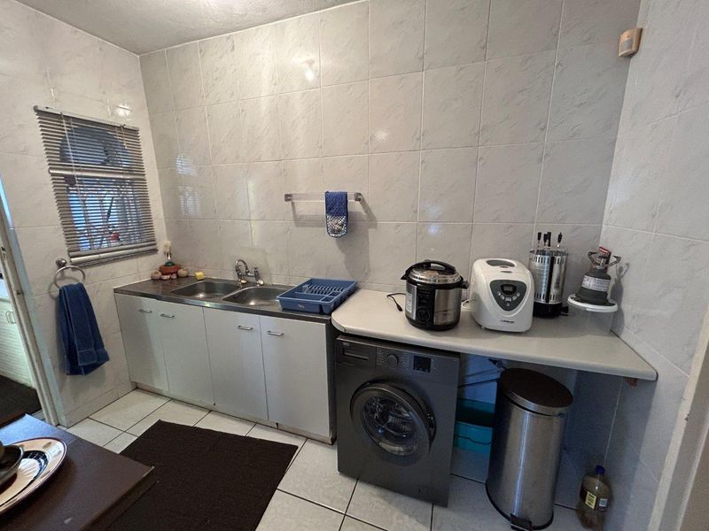 VERY WELL LOCATED 4 BEDROOM HOME NEAR LOWER POINT BEACH - Photo 10