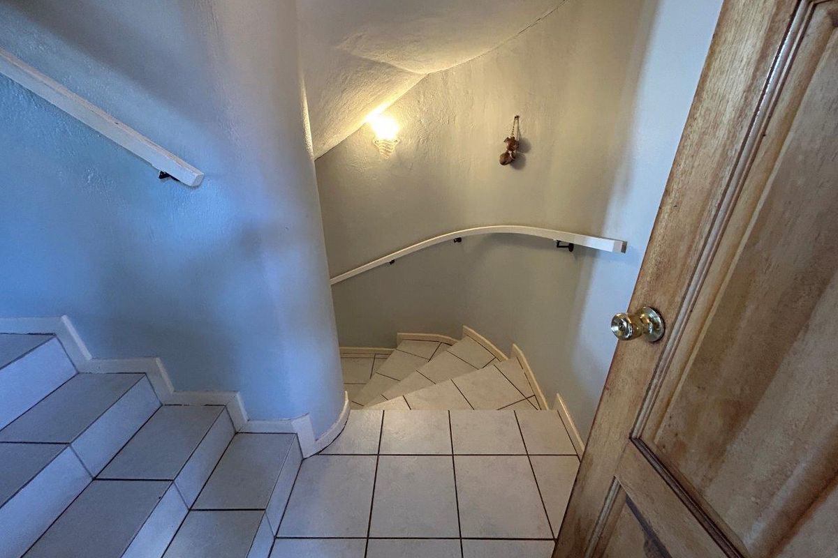 VERY WELL LOCATED 4 BEDROOM HOME NEAR LOWER POINT BEACH - Photo 4